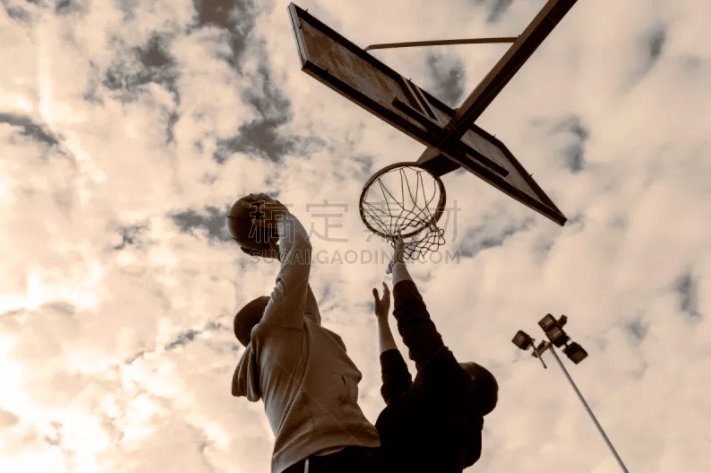 为什么客队球员在进入主场球场前需要进行二十分钟的“灯光盲区测验”